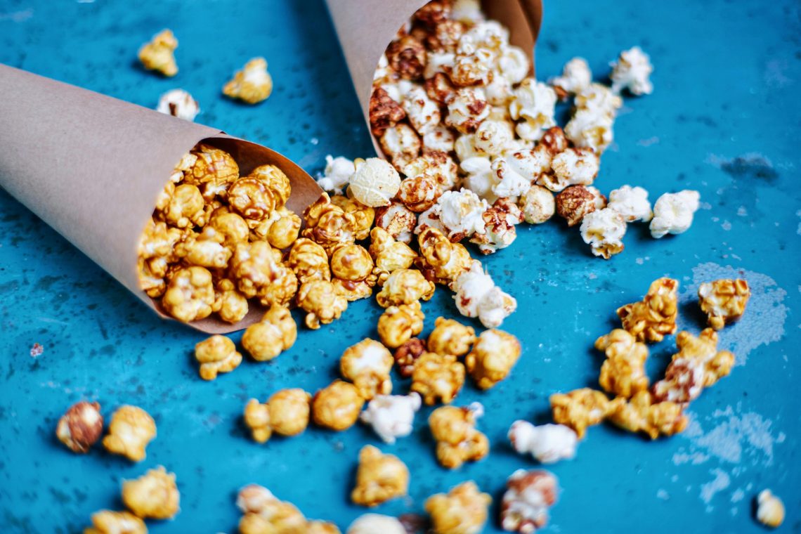 Amor-con-sabor-a-mantequilla_microrrelato-de-Akene-Quick_palomitas-tiradas-en-el-suelo